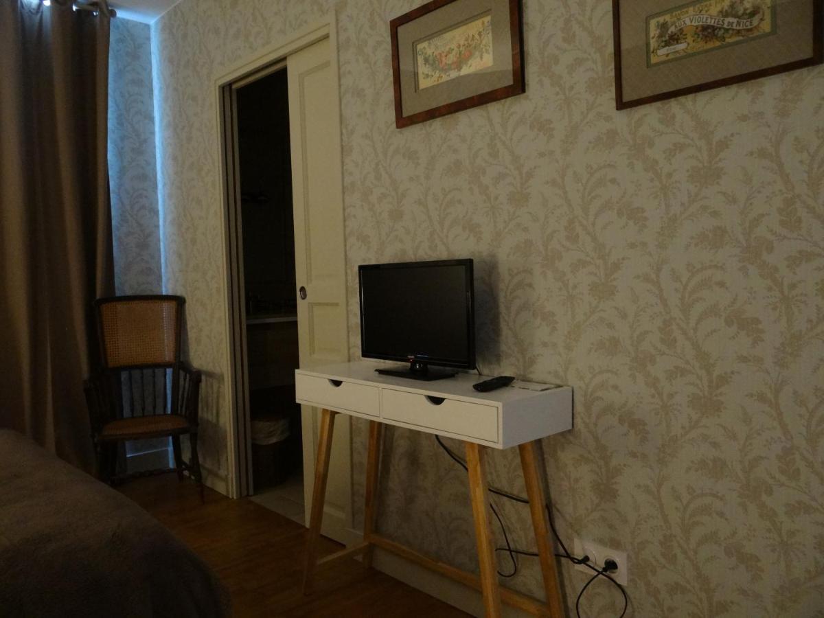 Les Tilleuls - Chambres D'Hotes - La Rochefoucauld Exteriör bild